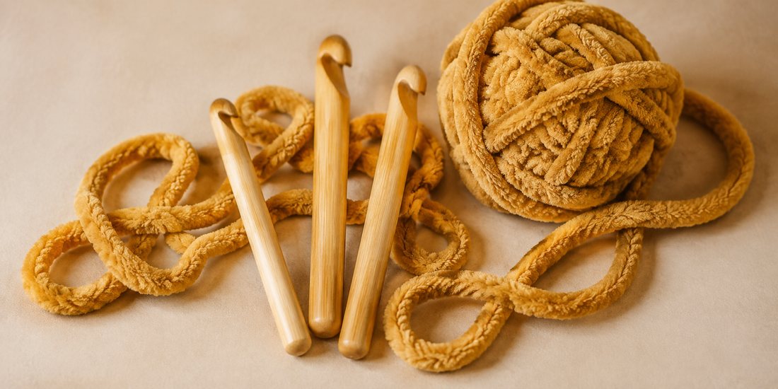 Trois crochets géants en bambou de 15, 20 et 22,5 mm avec du fil chenille XXL miel doré