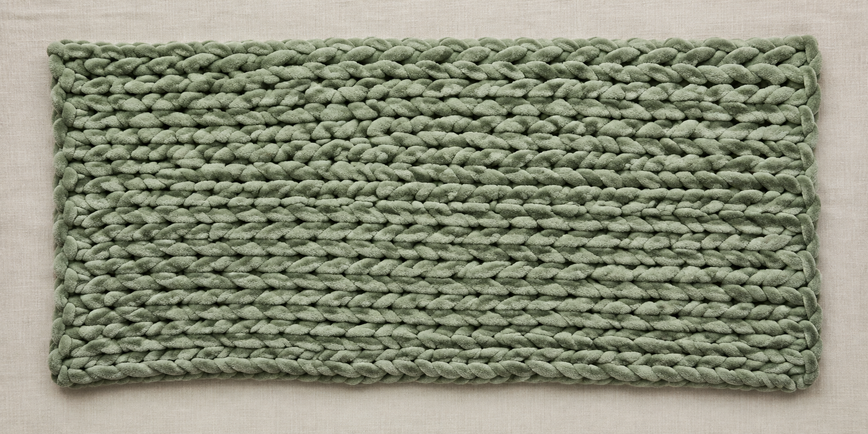 Ouvrage rectangulaire en fil chenille XXL vert sauge aux mailles régulières