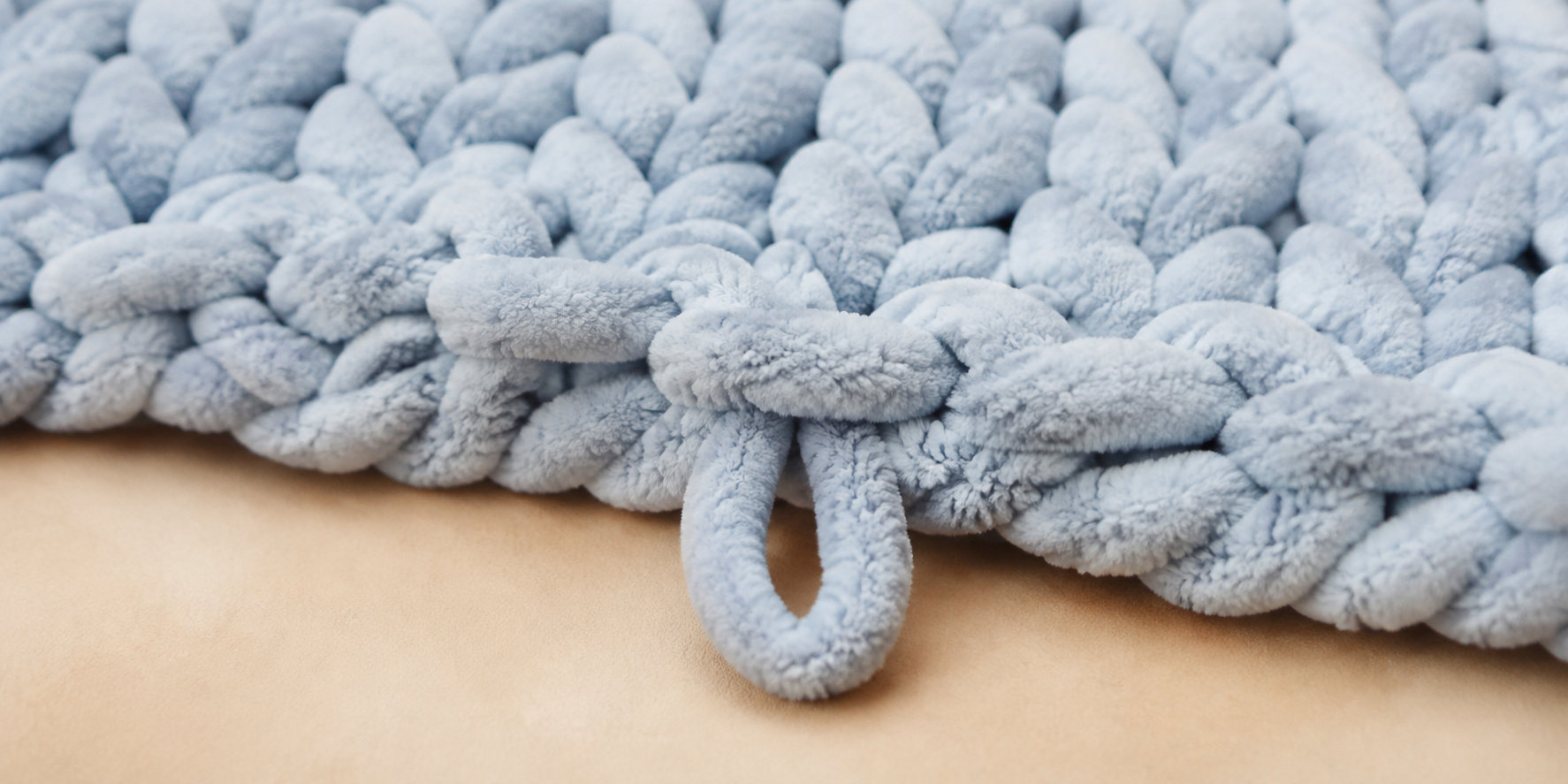 Maille lâchée visible sur un ouvrage en fil chenille XXL bleu clair