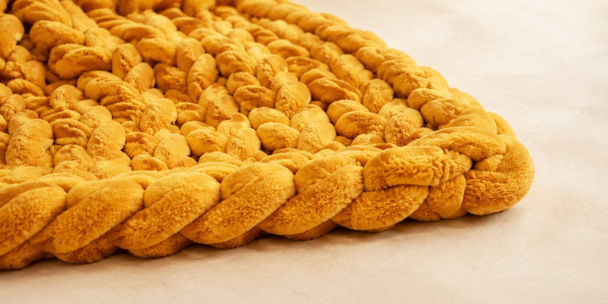 Bordure propre d’une couverture en fil chenille XXL couleur moutarde