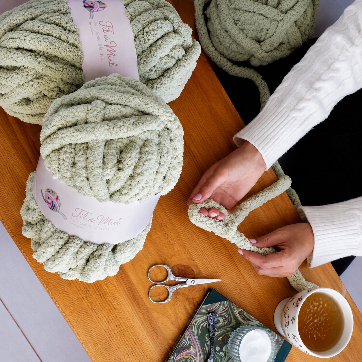 Tutoriel numérique Fil de Miel : guide complet PDF et vidéo pour apprendre le tricot et le crochet à la main.