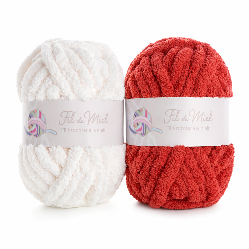 Kit coussin 40x40 cm en fil de chenille XXL, blanc et rouge, deux pelotes prizes emballées en étiquette fil de miel.