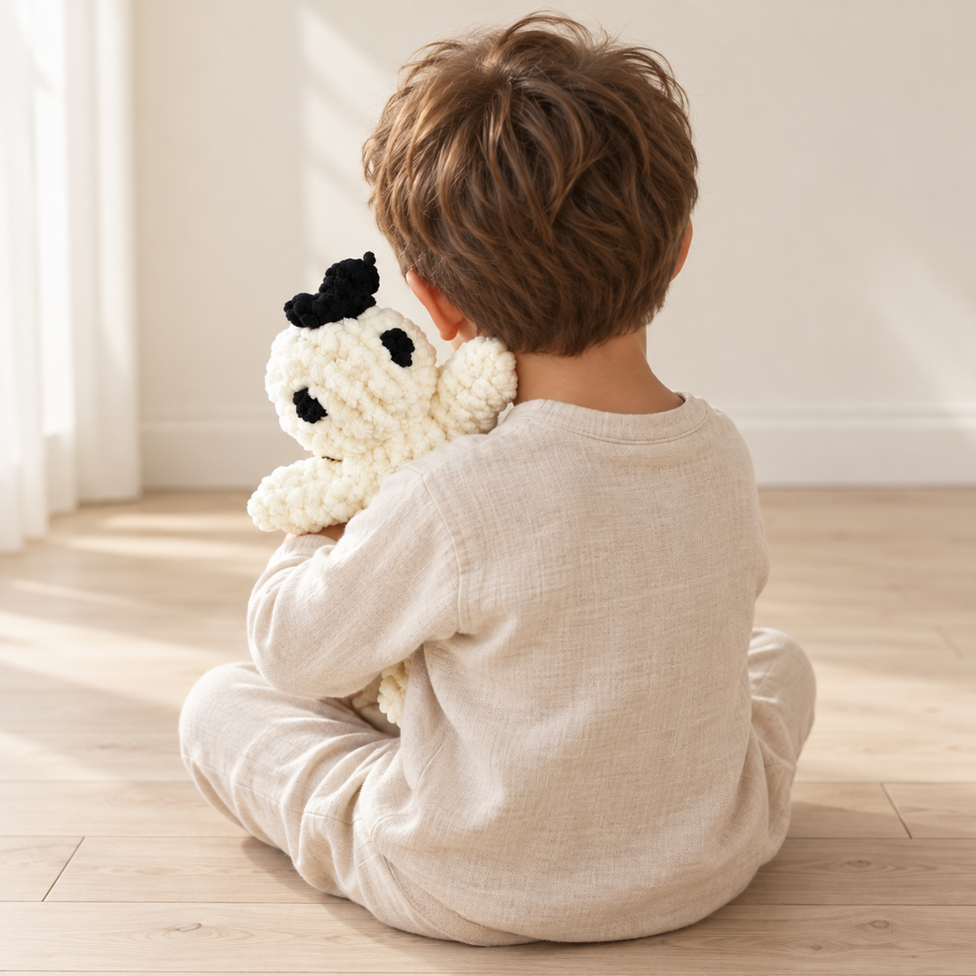 Enfant de dos tenant un fantôme blanc en fil chenille XXL – Fil de Miel