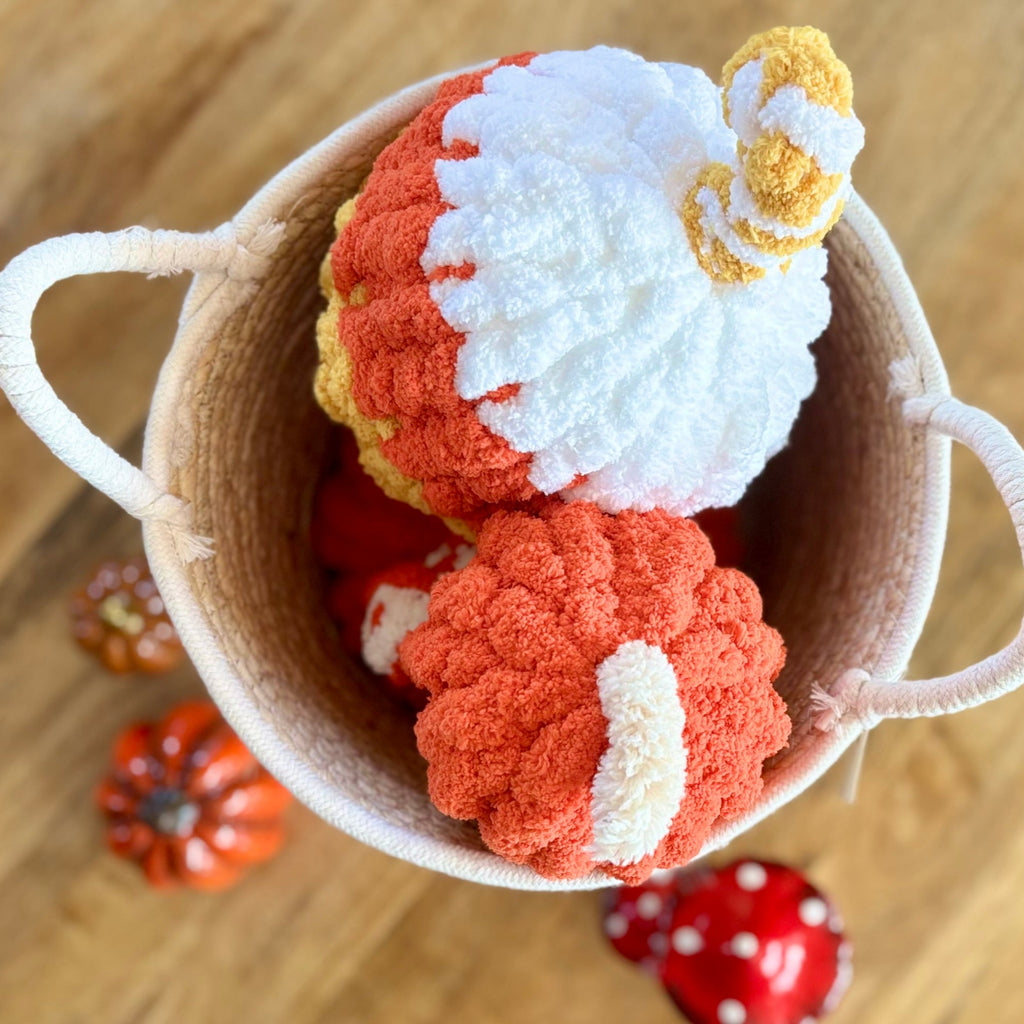 Mini kits citrouille en peluche fluffy, couleurs orange, blanc et jaune dans un petit panier; motif Halloween. Kit Citrouille Créatif – Spécial Halloween.