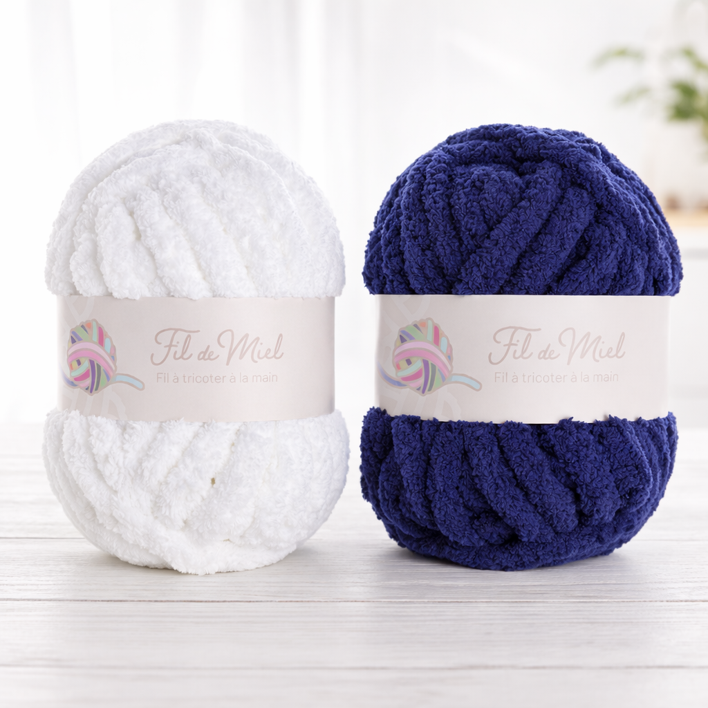 Kit coussin 40x40 cm en fil chenille XXL blanc et bleu, emballage wrap “Fil de Miel” sur fond clair.