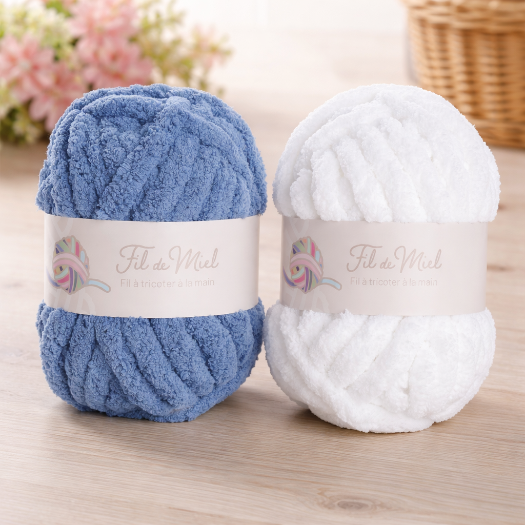 Kit coussin 40x40 cm en fil chenille XXL, textures bleue et blanche, étiquettes « Fil de Miel ».