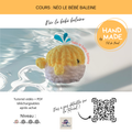 Tutoriel vidéo et PDF téléchargeables: Néo le bébé baleine, logo Hand Made, baleine en mousse jaune sur vague argentée.