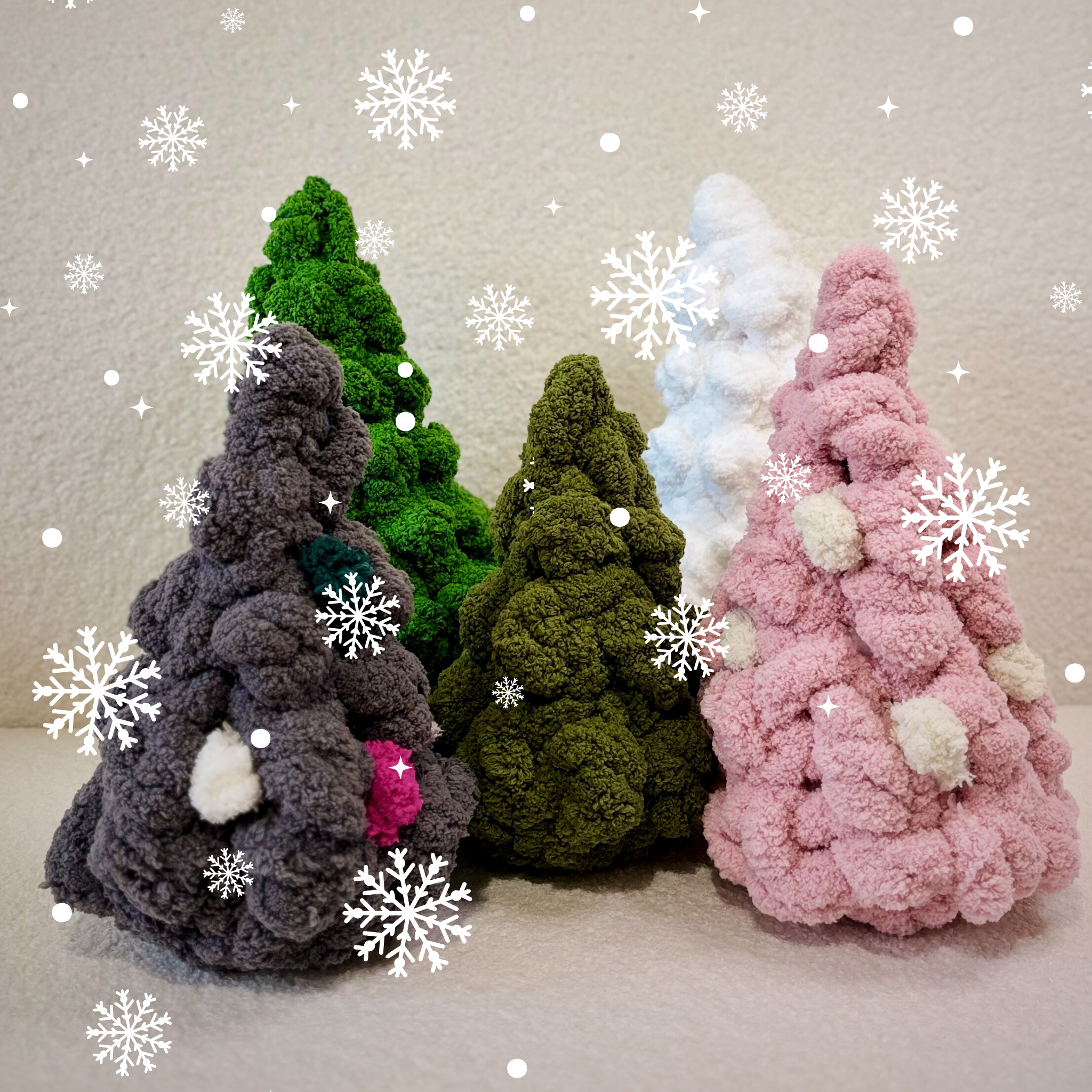 Mini sapins de Noël en fil XXL colorés (violet, vert, olive, blanc et rose) décorés d’étoiles de neige.