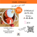 Tutoriel vidéo de tricot: citrouille au fil XXL, présentation “HAND MADE” et bouton orange, image d’une citrouille tricotée dans un panier.