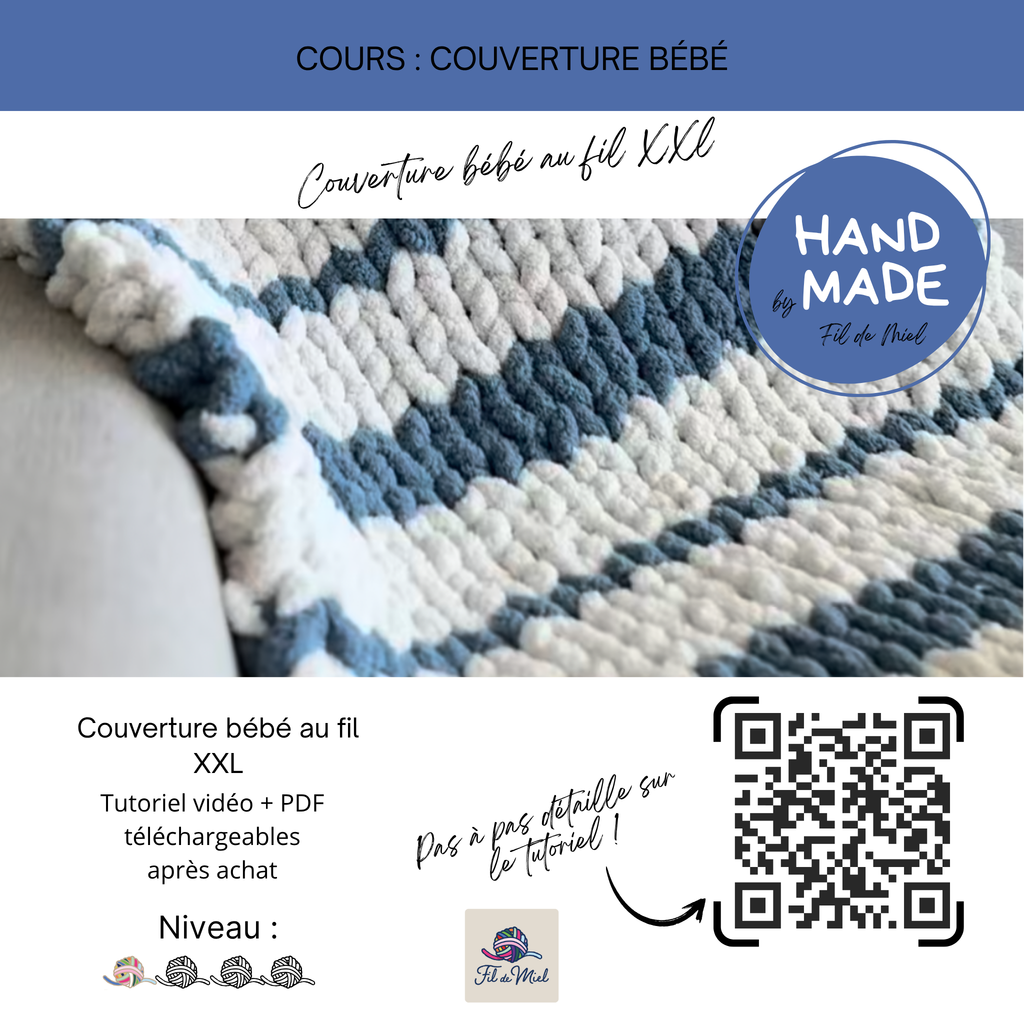 Couverture bébé au fil XXL bleue et blanche, texture rayée crochetée, logo “HAND MADE” sur le côté droit.