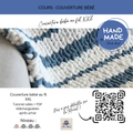 Couverture bébé au fil XXL bleue et blanche, texture rayée crochetée, logo “HAND MADE” sur le côté droit.