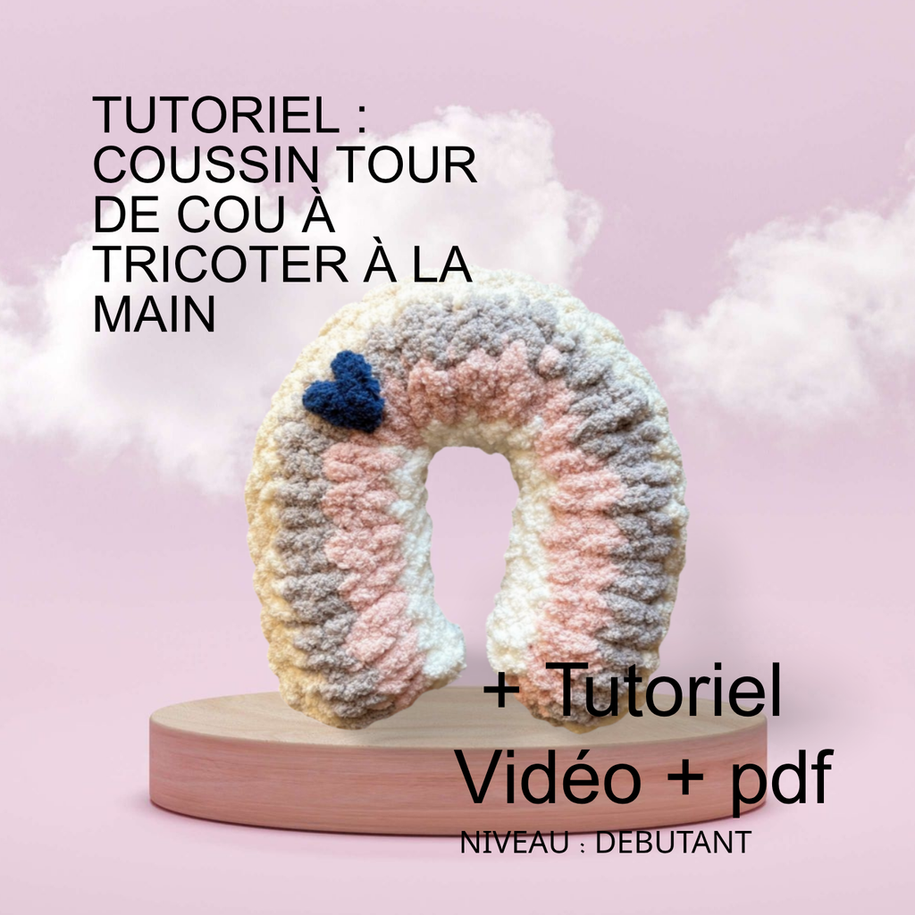 Tutoriel PDF - Coussin tour de cou en fil XXL avec motif pastel sur fond rose, affiché sur socle wood.