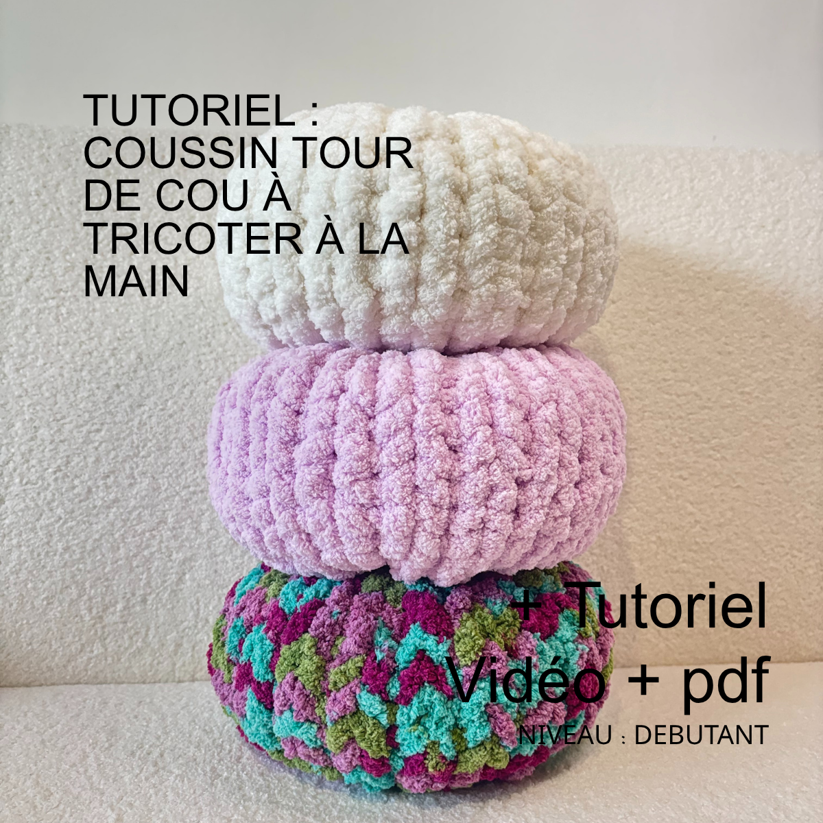 Tutoriel débutant: coussin rond fait main, pile de trois coussins tricotés moelleux (beige, rose, multicolore) sur canapé.