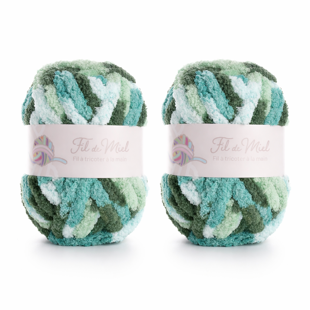 Deux pelotes de fil chenille multicolore vert-bleu avec étiquette « Fil de Miel », prêt à tricoter (Kit Coussin 40x40 cm – Fil chenille XXL)
