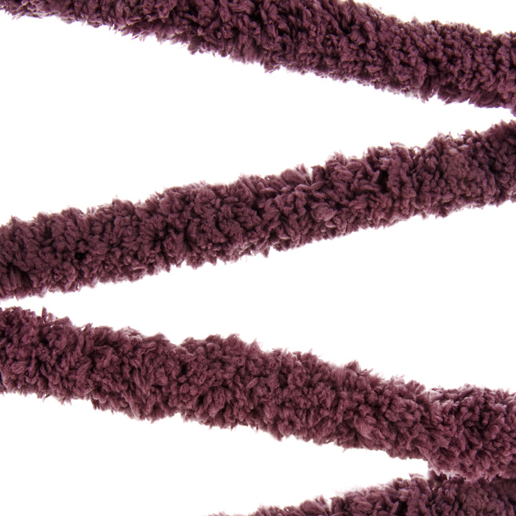 Stringes pelucheuses couleur Marron Choco sur fond blanc, gros plan sur les fibres fluffy forming des cordons.