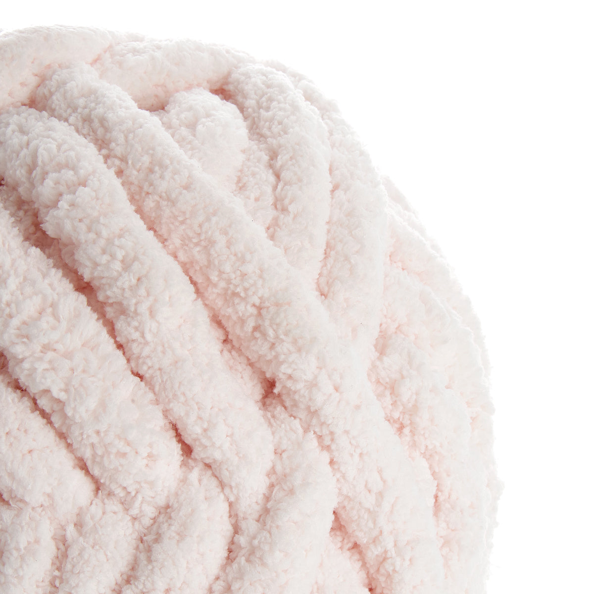 Texture pelucheuse et rosée en rosé pâle, gros plan sur une pelote ou écheveau de laine. Blanc Rosé produit de laine douce.