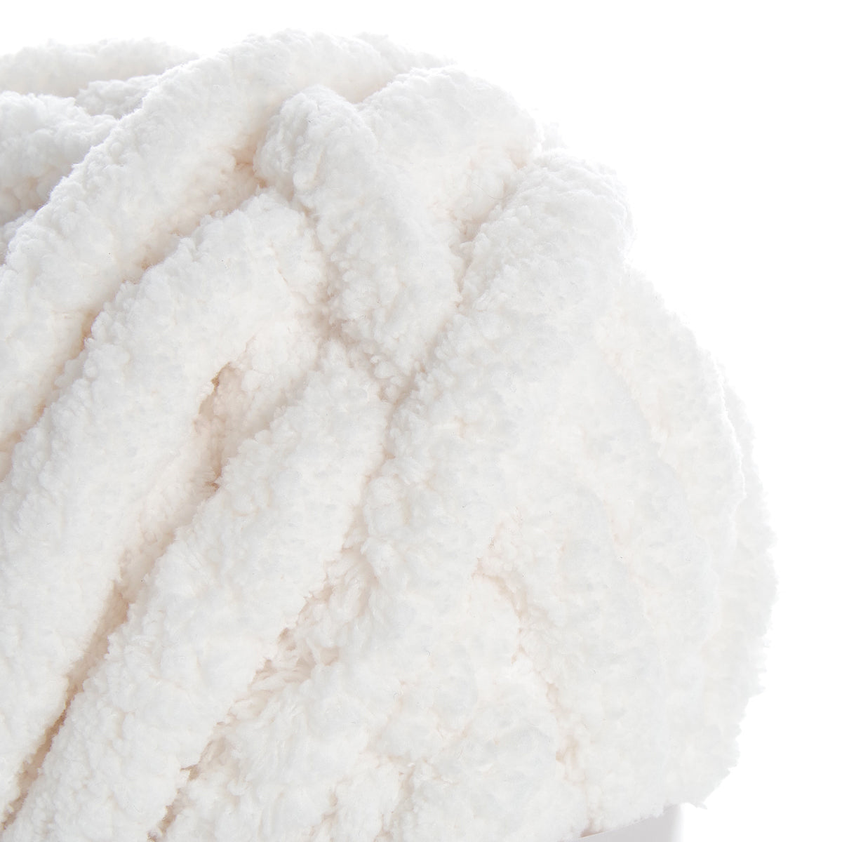 Fil XXL Neige pure : laine ultra-douce pour couvertures, texture pelucheuse blanche chaude et moelleuse.