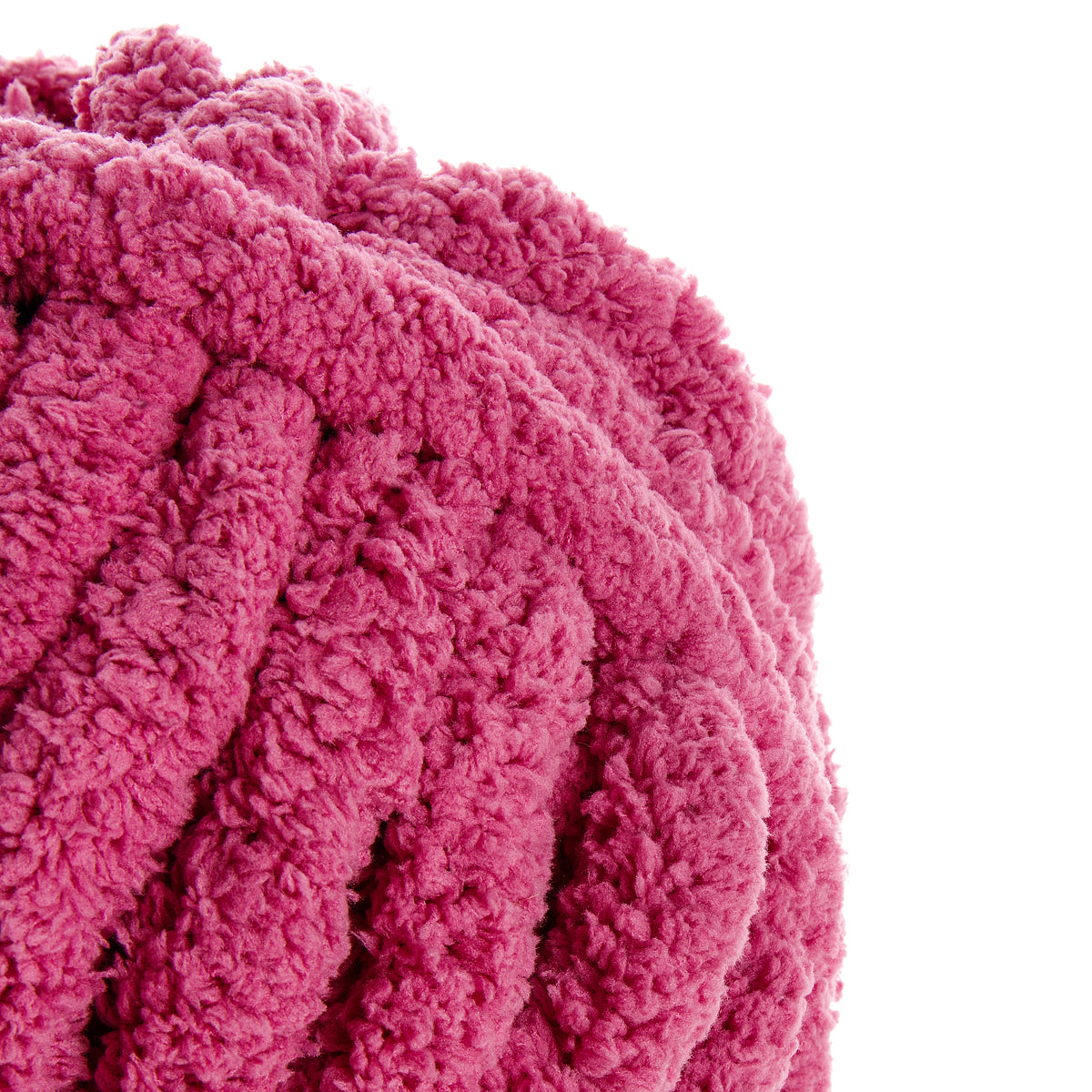 Tissu en peluche rose fuchsia bouclé, texture dense et moelleuse près d’un bord blanc. Mot-clé principal: Vieux rose.