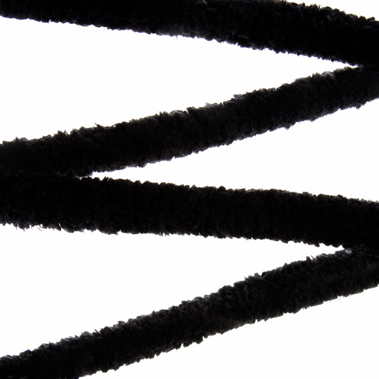Chaînes noires en tissu fuzzy croisées sur fond blanc, style noir ébén.