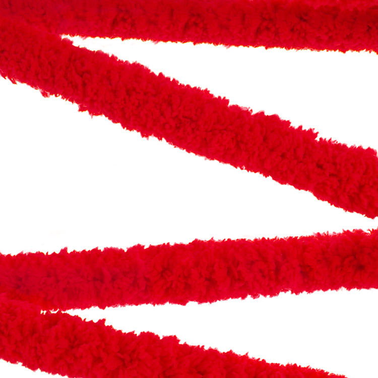 Ficelle chenille rouge coquelicot sur fond blanc, texture courte et bouclée, vue en gros plan.