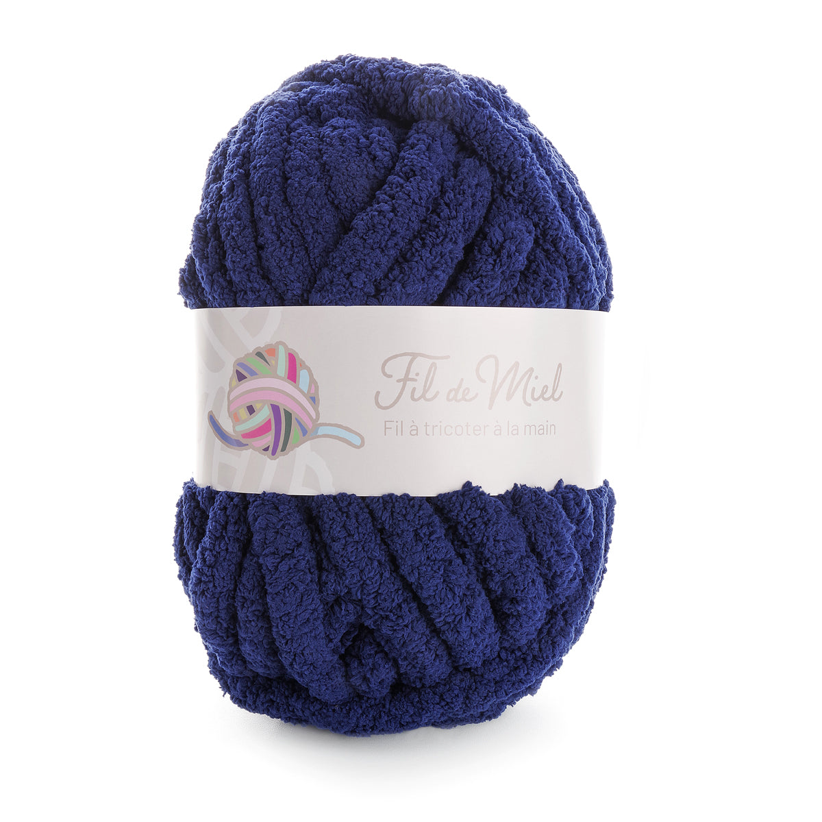 Pelote de laine bleu marine épaisse, label “Fil de Miel” indiquant tricot main, texture chenillée et moelleuse.