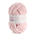 Pelote de laine rosée épaisse “Rose poudré” en fil doux, emballée avec étiquette blanche.