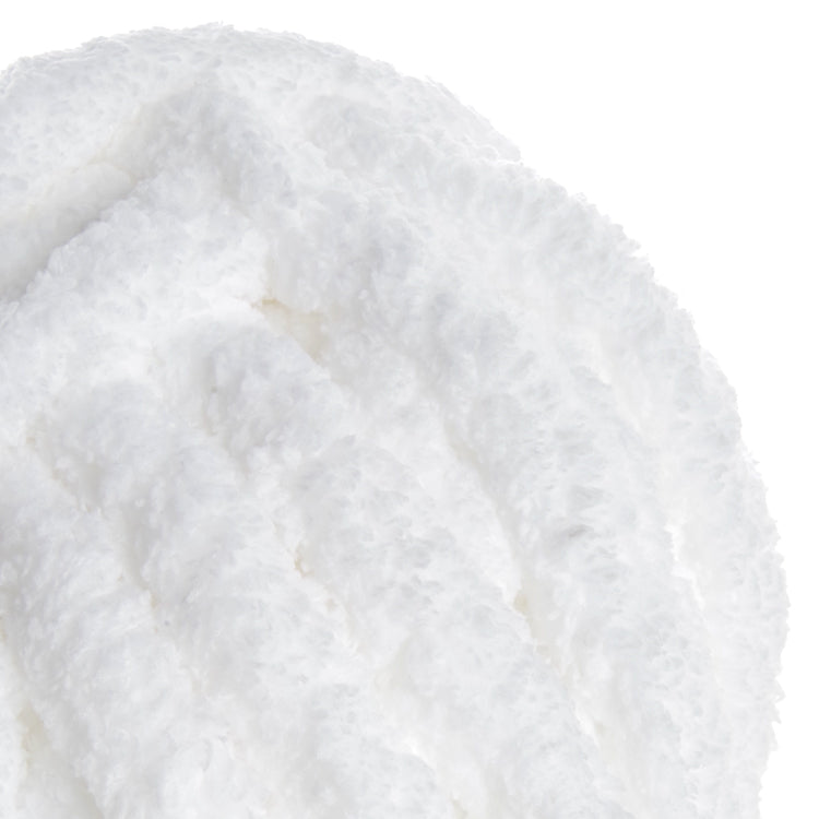 Laine ultra-douce blanche et fluff, close-up sur texture pelucheuse de couverture Fil XXL Blanc Neige.