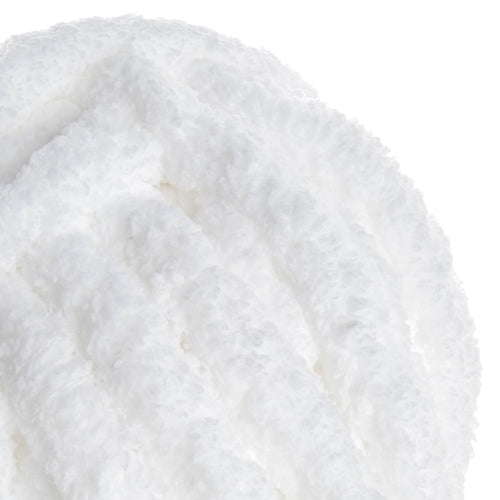 Laine ultra-douce blanche et fluff, close-up sur texture pelucheuse de couverture Fil XXL Blanc Neige.