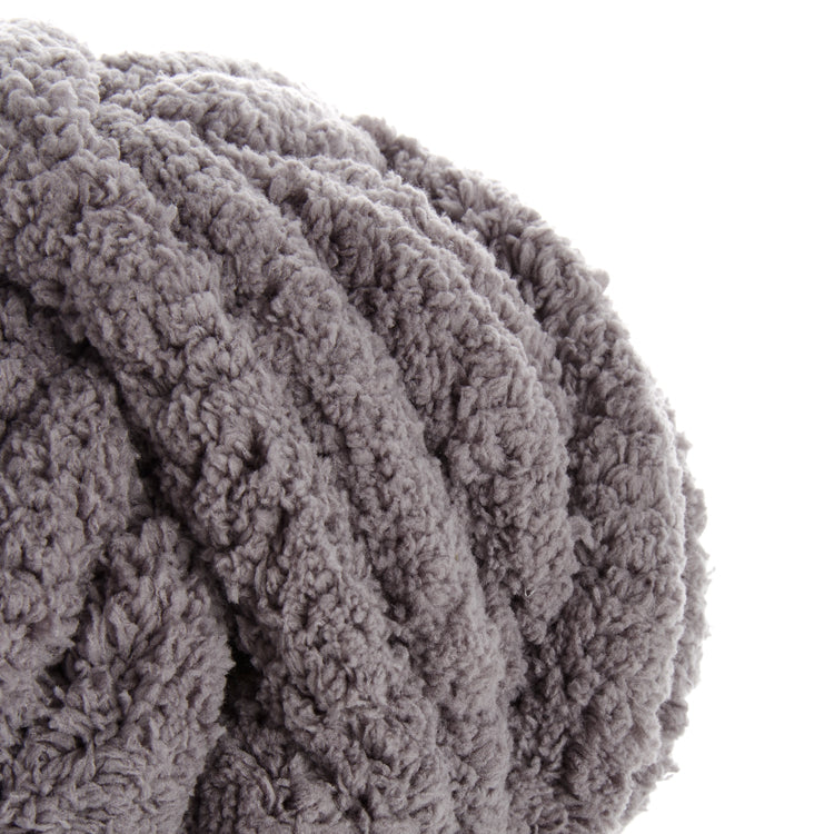 Texte en peluche gris moyen au toucher fluffy et moelleux, gros plan sur les fibres épaisses, couleur Gris Moyen.