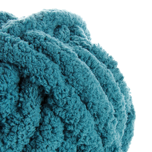 Texure bouclée et dense de laine/de peluche bleu lagune, gros plan sur le matériau textile.