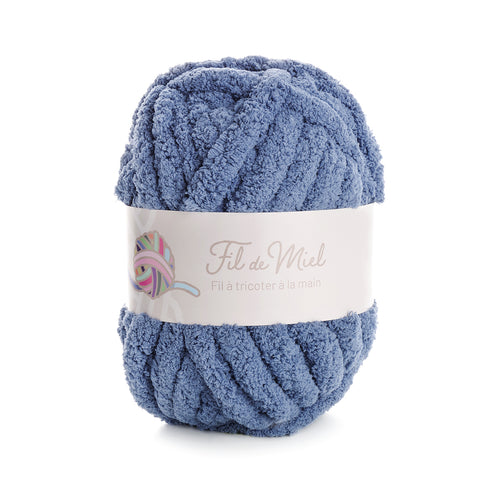 Pelote de laine bleu perle Boule de fil de miel, label “Fil de Miel”, texture chenille moelleuse et épaisse.