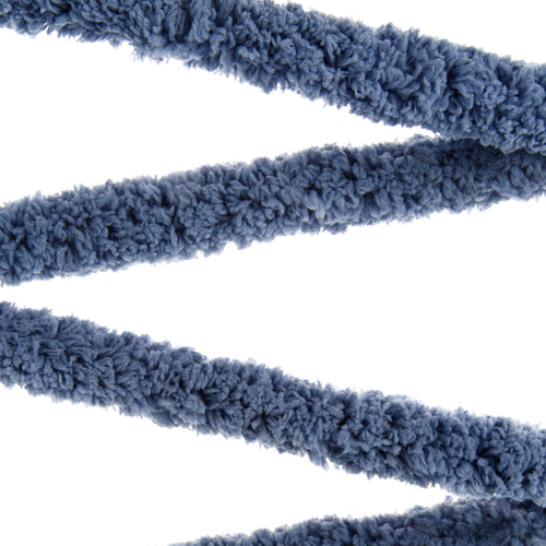 Lignes chenillées bleues perles sur fond blanc, texture pelucheuse évoquant un ruban tissé. Bleu perle.