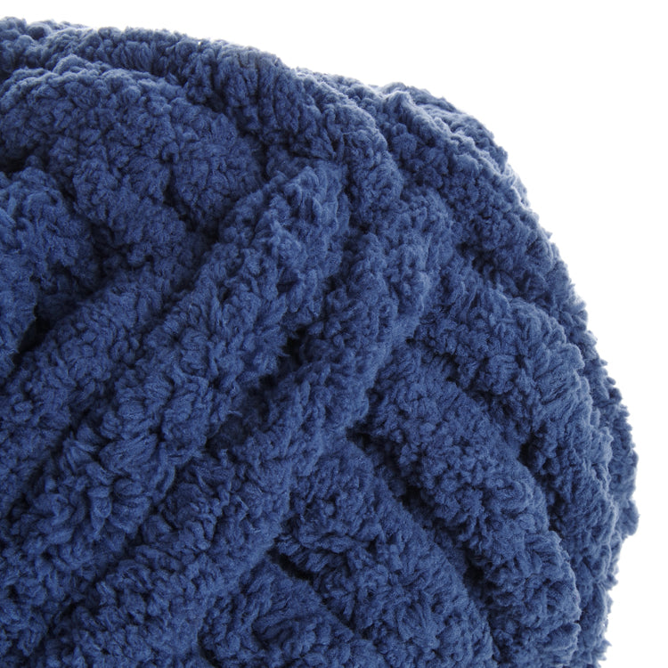 Texture dense et moelleuse en laine bleu nuit, gros fil bouclé, assise en boule. Mot-clé: Océan de minuit.
