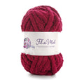 Balle de laine rouge veloutée Fil de Miel, étiquette "Fil à tricoter à la main" autour du centre. Bordeaux red motif textile.