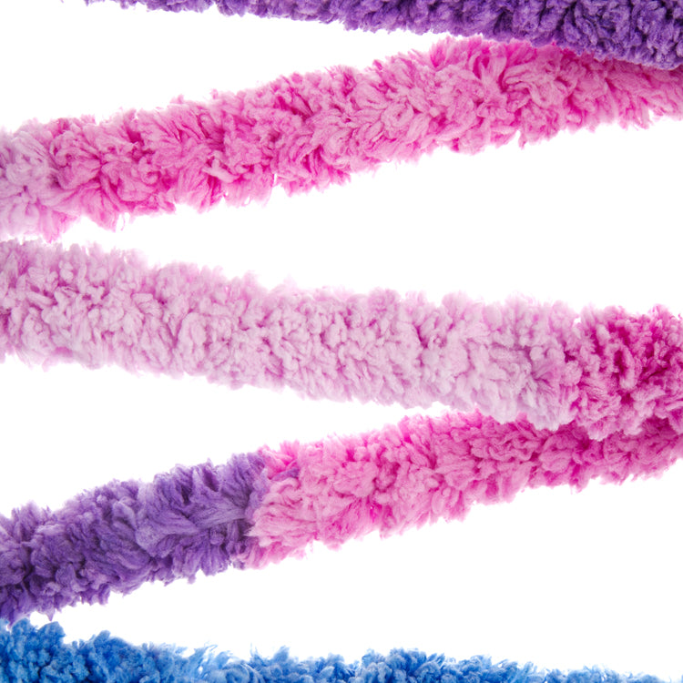 Chaussons en peluche colorés torsadés: bleu, violet et roses, motif fuzzy pour Myrtille Sauvage.