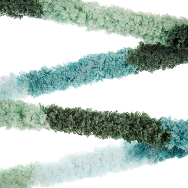 Lanières touffues et colorées en guimauve de pompon, teintes vertes et bleutées, pour “Forêt enchantée” (accessoire décoratif).