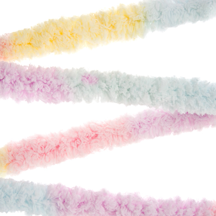 Guirlande en peluche pastel, touffue et colorée en rubans nuageux roses, jaunes et bleus pour Nuage Sucré.