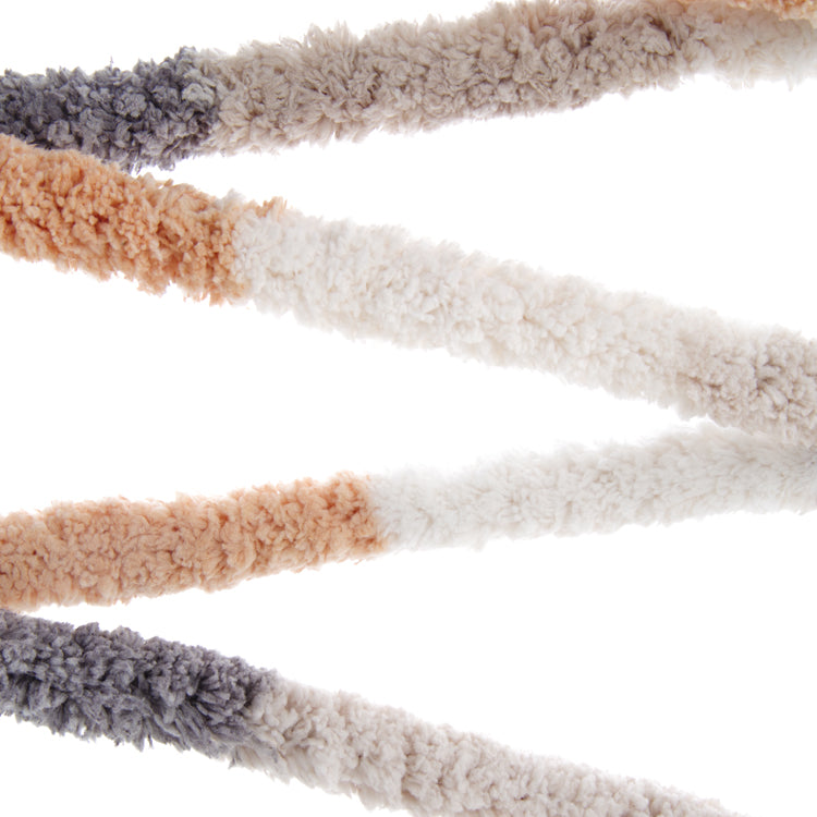 Châssis de guirlandes pelucheuses multicolores en teinte Écorce d’Automne, textures fluffy et torsadées sur fond blanc.