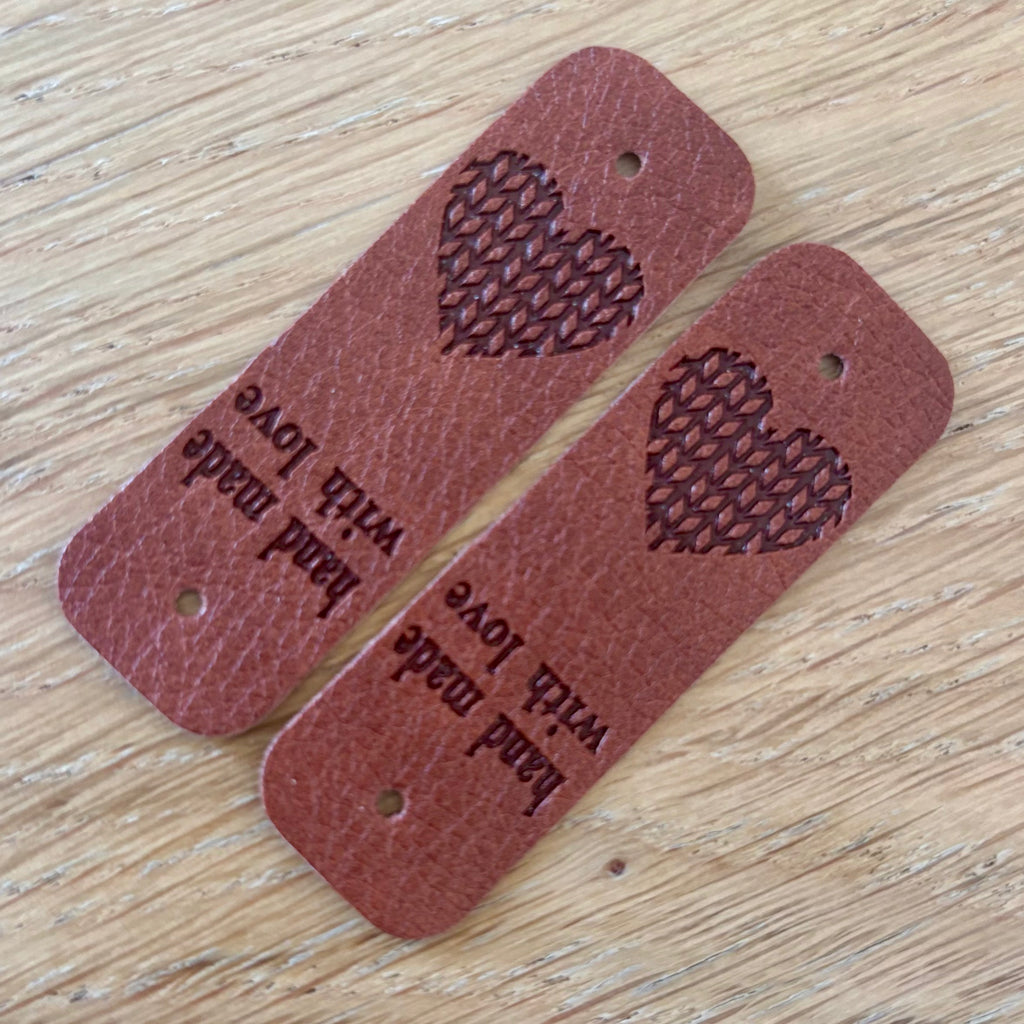 Étiquettes rectangulaires en simili cuir avec cœur gravé et texte "my heart" inversé, motif de couture embossed.