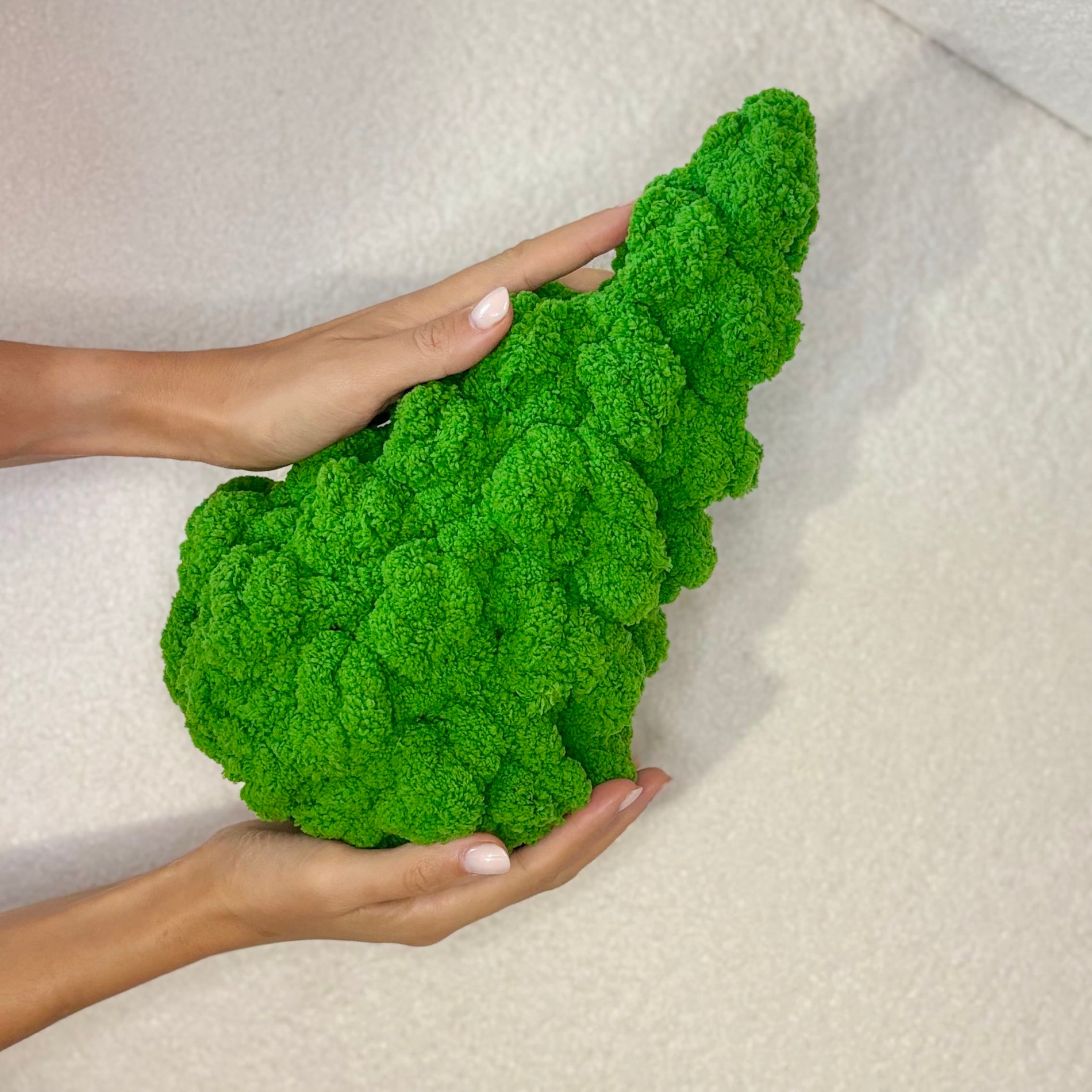 Sapin de Noël en fil XXL vert vibrant, modelé en caoutchouc/élastique, tenu à deux mains. Tutoriel PDF + vidéo associé.