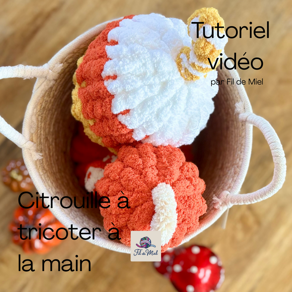 Citrouille à tricoter faite main en peluches orange et blanche dans un panier, tutoriel vidéo Tutoriel vidéo – Tricoter une citrouille pas à pas.