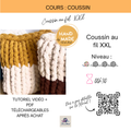 Coussin au fil XXL fait main, textures jaune et blanc tricotées, logo Hand Made et crochet, détails du tutoriel débutant.