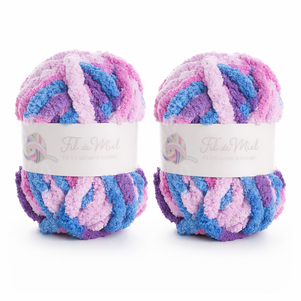Deux pelotes de fil chenille XXL multicolore (rose, violet et bleu) montées avec étiquette « Fil de Miel ». Kit Coussin 40x40 cm.