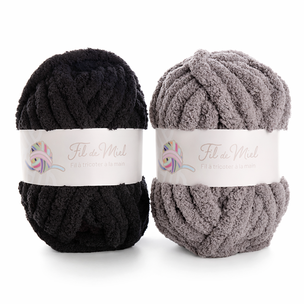 Deux pelotes de fil chenille XXL Fil de Miel, 40x40 cm, en noir et gris taupe, prêt à tricoter.