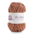 Fil de Miel: pelote de laine bouclé couleur caramel, épaisse et douce, avec étiquette blanche “Fil à tricoter à la main”.