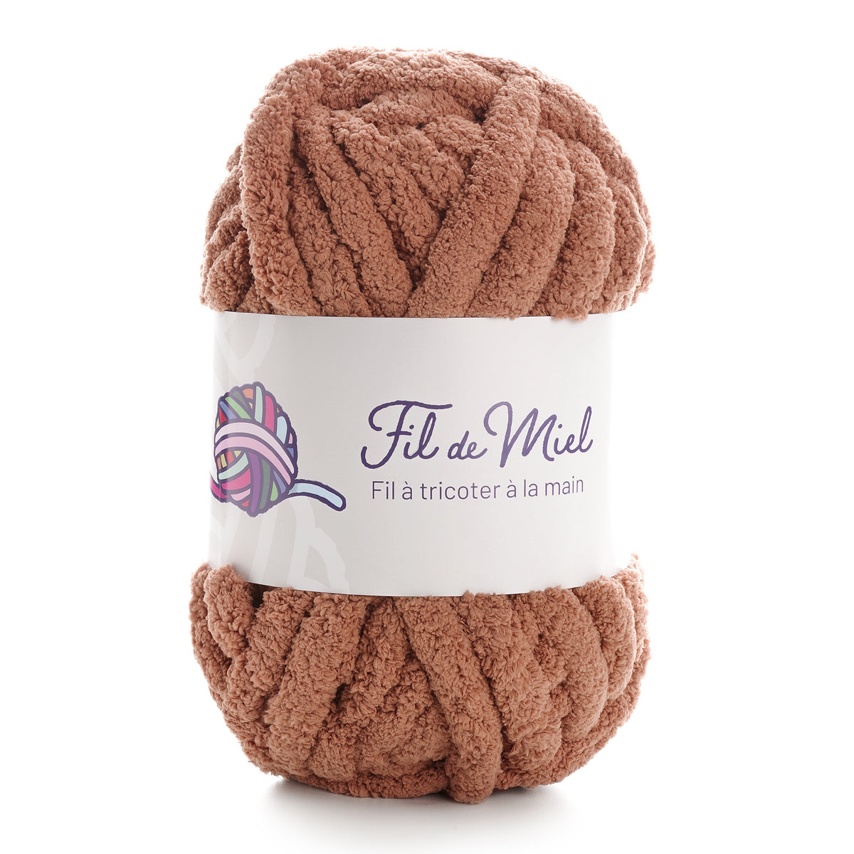 Fil de Miel: pelote de laine bouclé couleur caramel, épaisse et douce, avec étiquette blanche “Fil à tricoter à la main”.