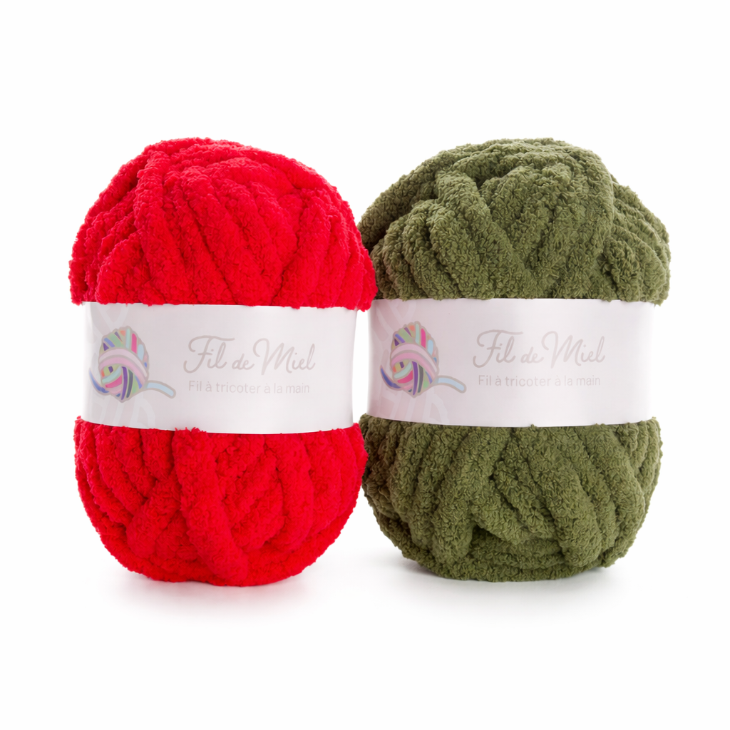 Deux pelotes de fil chenille XXL rouge et kaki, étiquetées “Fil de Miel” pour coussin 40x40 cm.