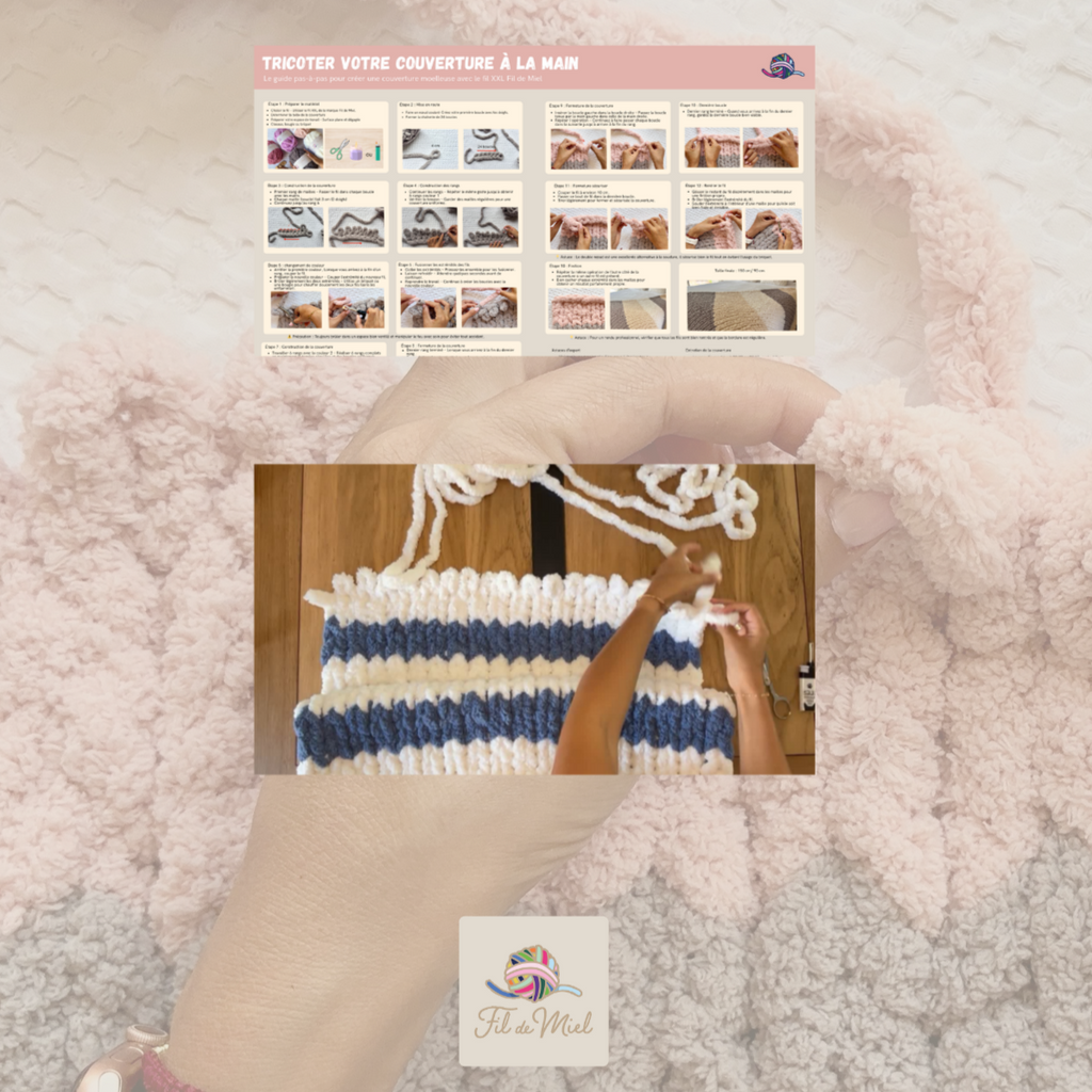 Tutoriel couverture bébé: mains tricotant une couverture en laine blanche et bleue, motif pompon sur fond peluche.