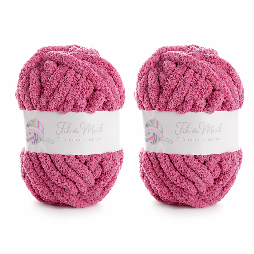 Deux pelotes de fil chenille XXL rose fuchsia, étiquetées « Fil de Miel », parfaites pour kits de coussin 40x40 cm.