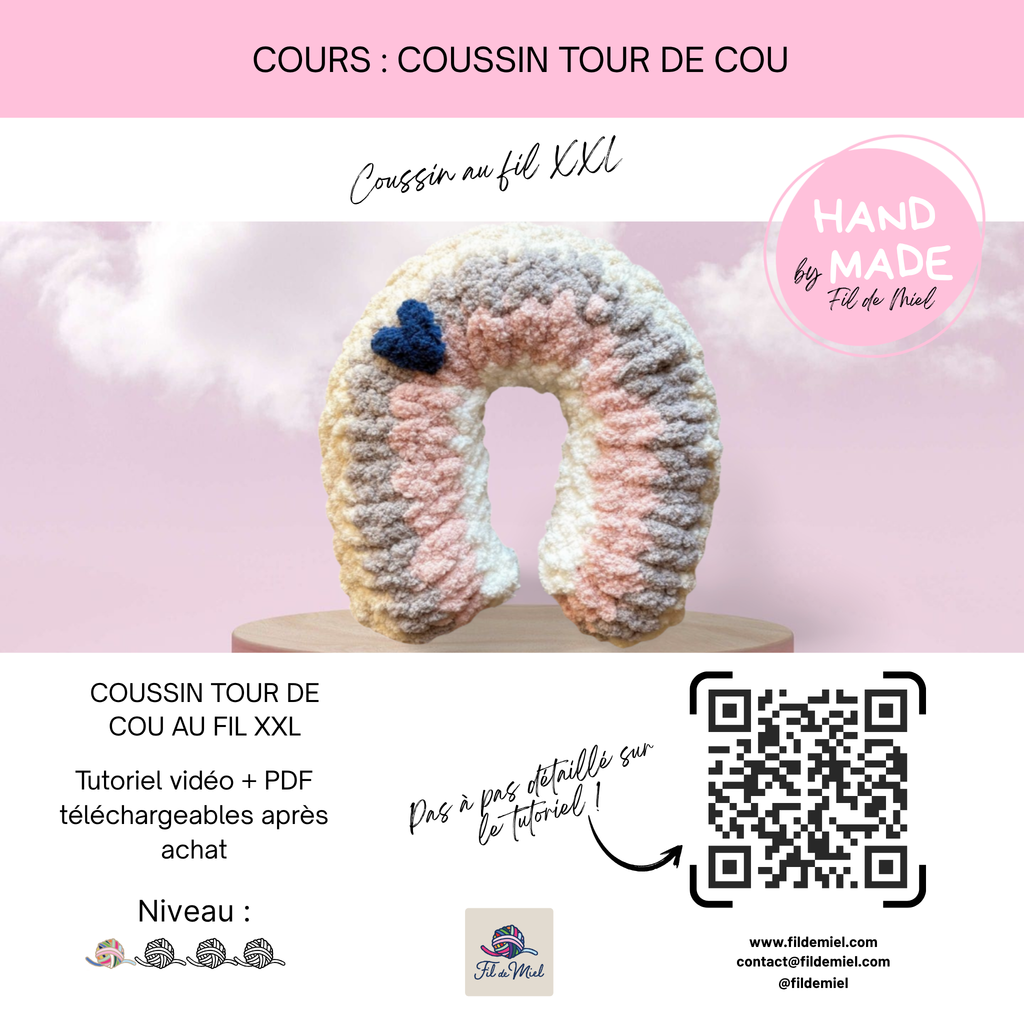 Coussin tour de cou XXL en fil pelucheux multicolore (rosé, gris et beige) sur socle, logo “HAND MADE” et QR code à droite.